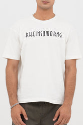 Person wearing a white t-shirt with 'RHEINSUMORNG' text on a plain background